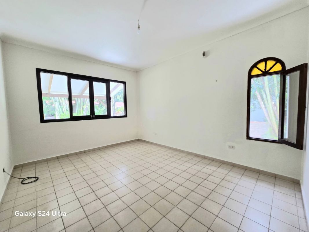Cond. Cataluña, amplia casa en alquiler ubicada en condominio privado — imagen 5