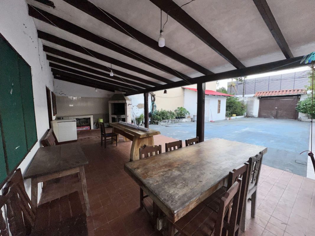 URBARI, CASA AMPLIA EN VENTA, DE 480M2, CON DEPARTAMENTO Y GARAJE PARA 4 VEHICULOS — imagen 1