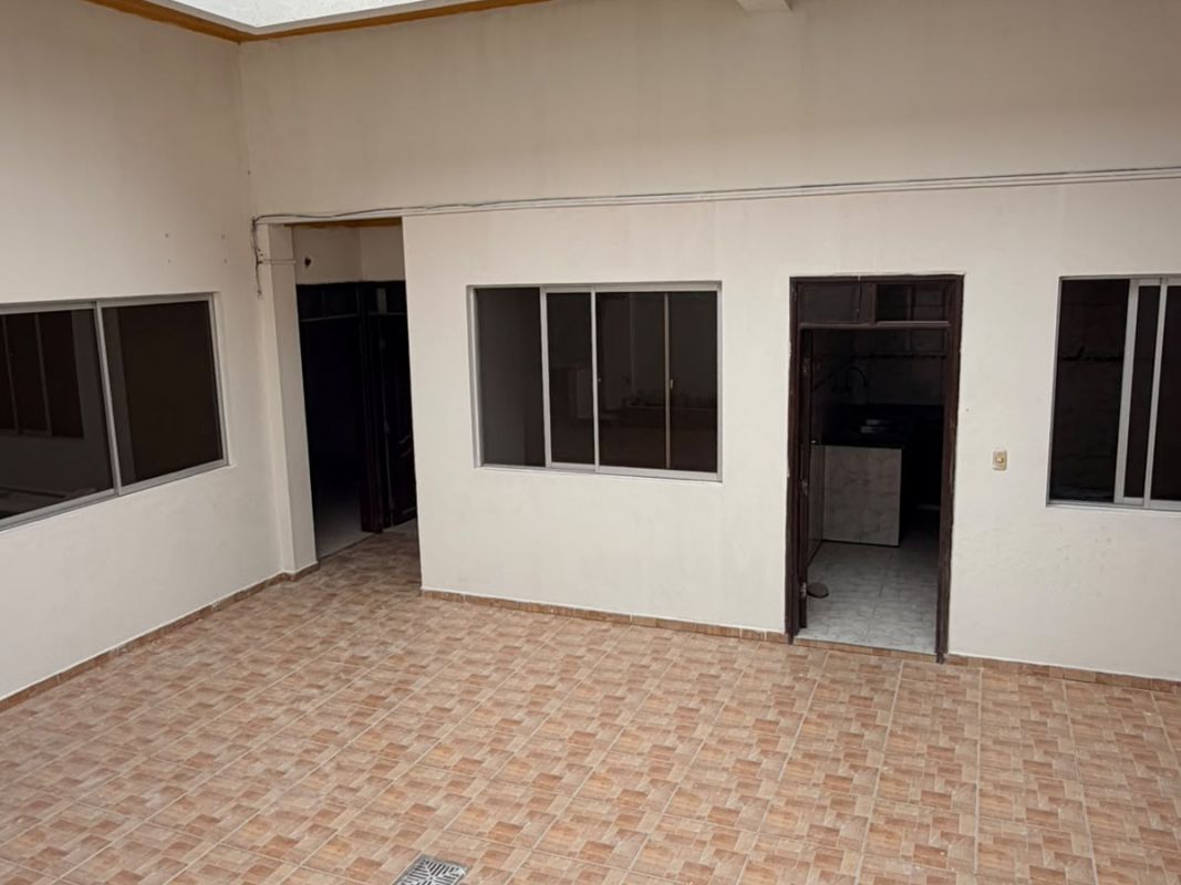 CASA COMERCIAL SOBRE AVENIDA PRINCIPAL EN VENTA — imagen 13