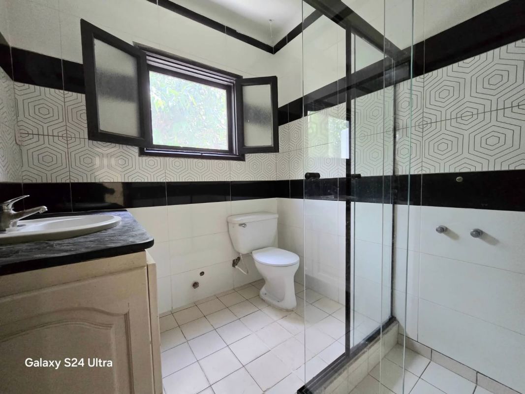 Cond. Cataluña, amplia casa en alquiler ubicada en condominio privado — imagen 3