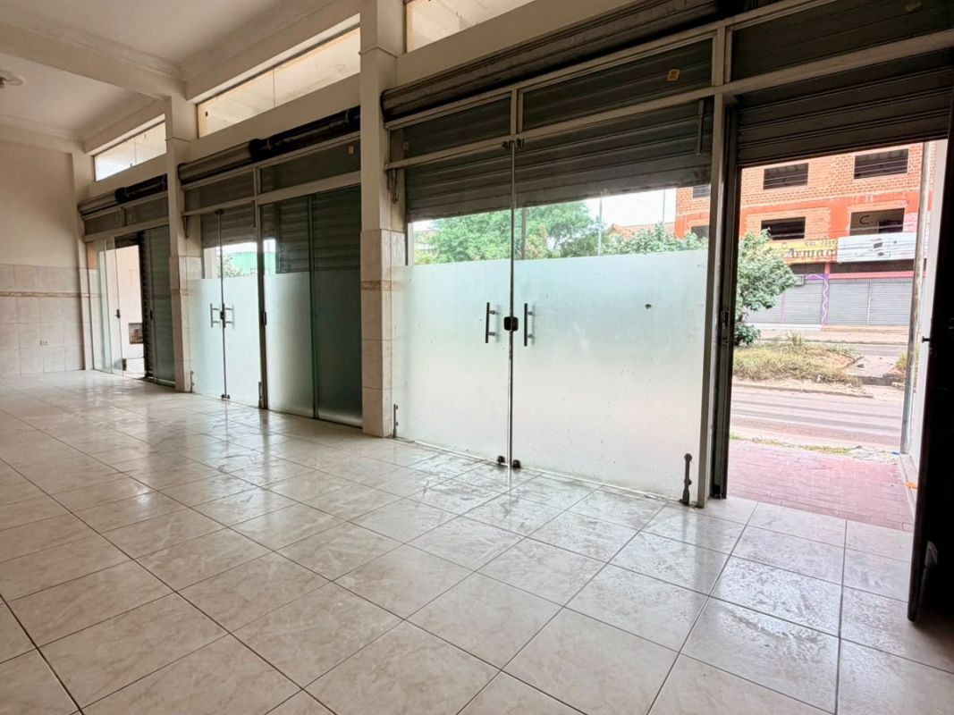 CASA COMERCIAL SOBRE AVENIDA PRINCIPAL EN VENTA — imagen 4