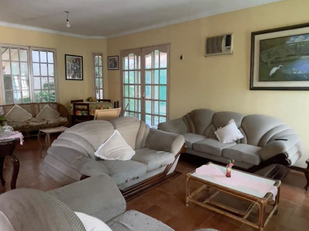 AMPLIA CASA EN VENTA, SOBRE AVENIDA BANZER, DE 772.25 M2, ZONA NORTE — imagen 2