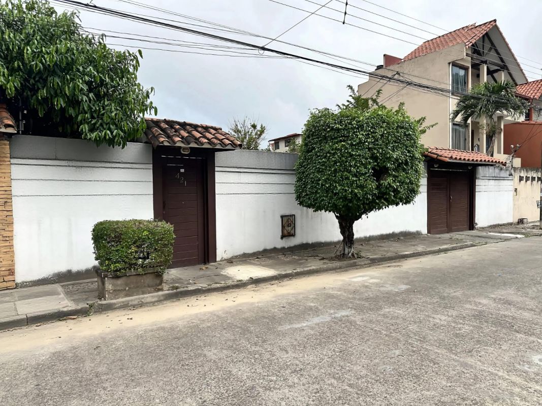 URBARI, CASA AMPLIA EN VENTA, DE 480M2, CON DEPARTAMENTO Y GARAJE PARA 4 VEHICULOS — imagen 10