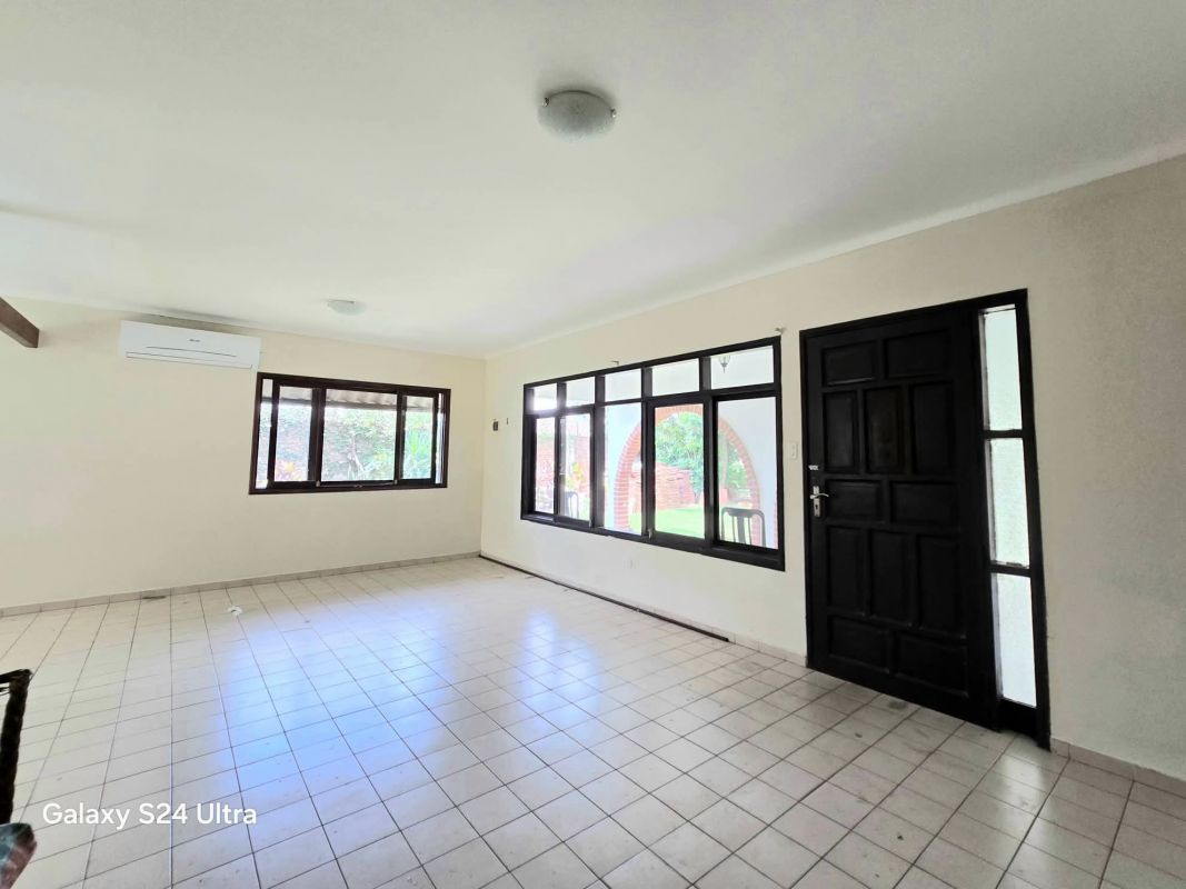 Cond. Cataluña, amplia casa en alquiler ubicada en condominio privado — imagen 4
