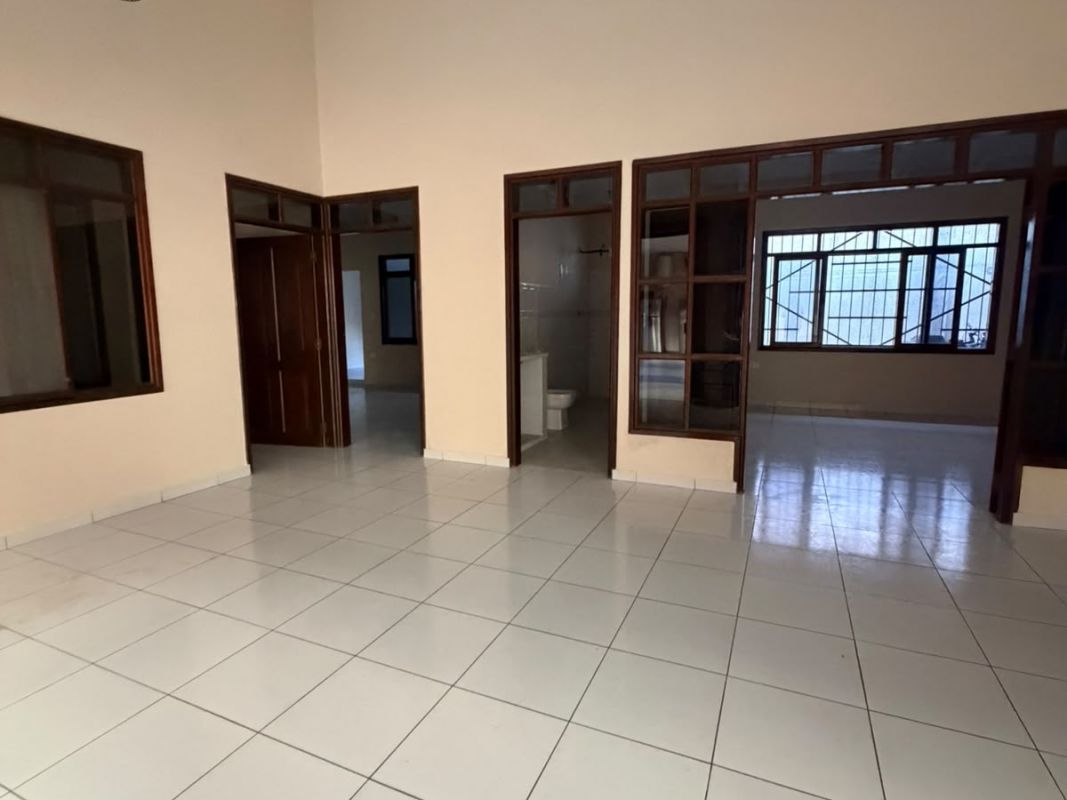 AMPLIO DEPARTAMENTO EN ALQUILER SOBRE AVENIDA — imagen 4