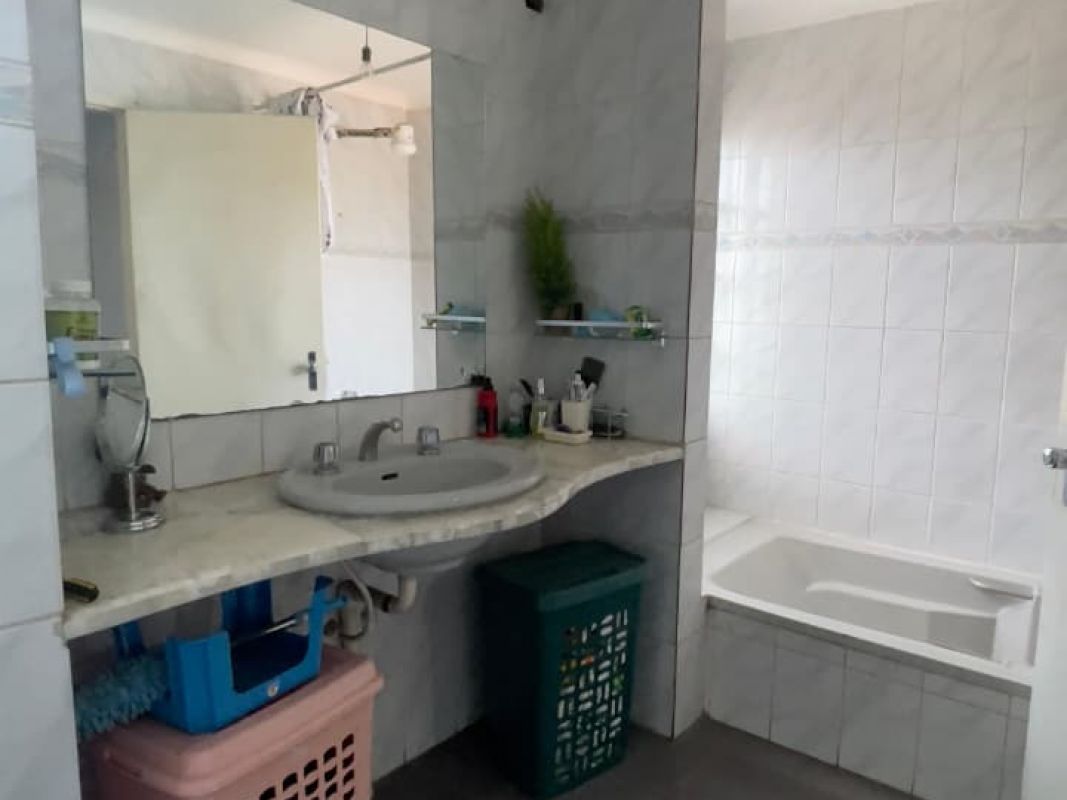 AMPLIA CASA EN VENTA, SOBRE AVENIDA BANZER, DE 772.25 M2, ZONA NORTE — imagen 7