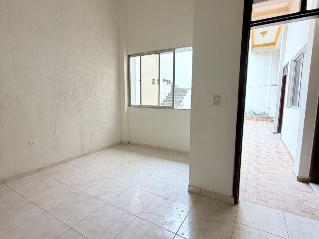 CASA COMERCIAL SOBRE AVENIDA PRINCIPAL EN VENTA — imagen 6