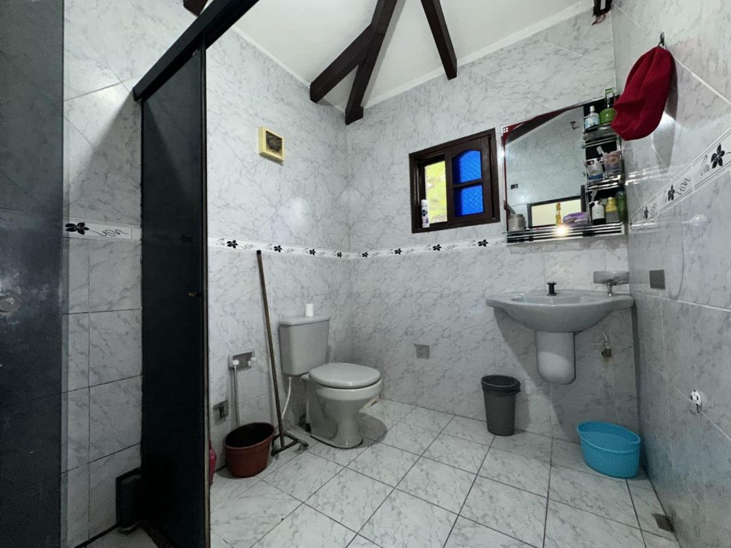 URBARI, CASA AMPLIA EN VENTA, DE 480M2, CON DEPARTAMENTO Y GARAJE PARA 4 VEHICULOS — imagen 2