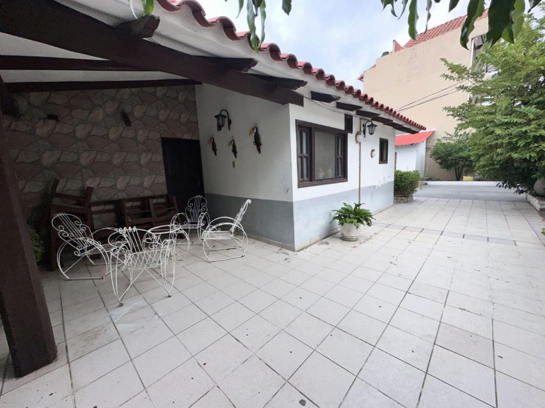 URBARI, CASA AMPLIA EN VENTA, DE 480M2, CON DEPARTAMENTO Y GARAJE PARA 4 VEHICULOS — imagen 5