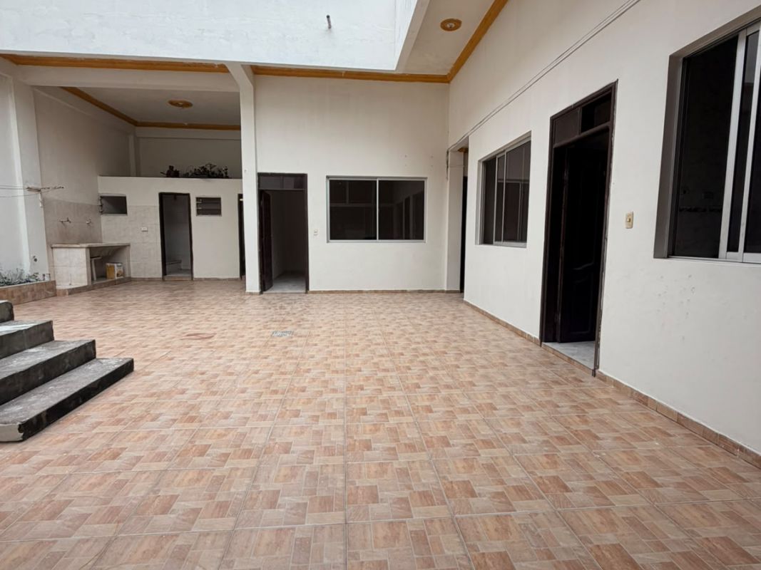 CASA COMERCIAL SOBRE AVENIDA PRINCIPAL EN VENTA — imagen 10