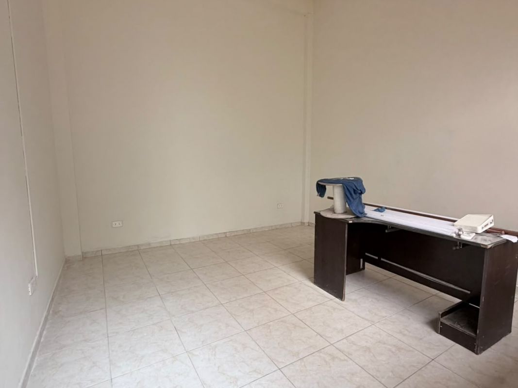CASA COMERCIAL SOBRE AVENIDA PRINCIPAL EN VENTA — imagen 9