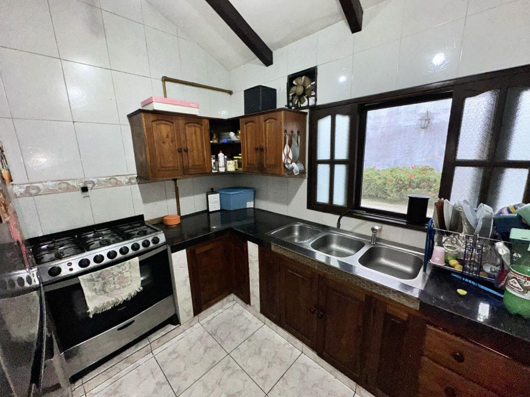 URBARI, CASA AMPLIA EN VENTA, DE 480M2, CON DEPARTAMENTO Y GARAJE PARA 4 VEHICULOS — imagen 4