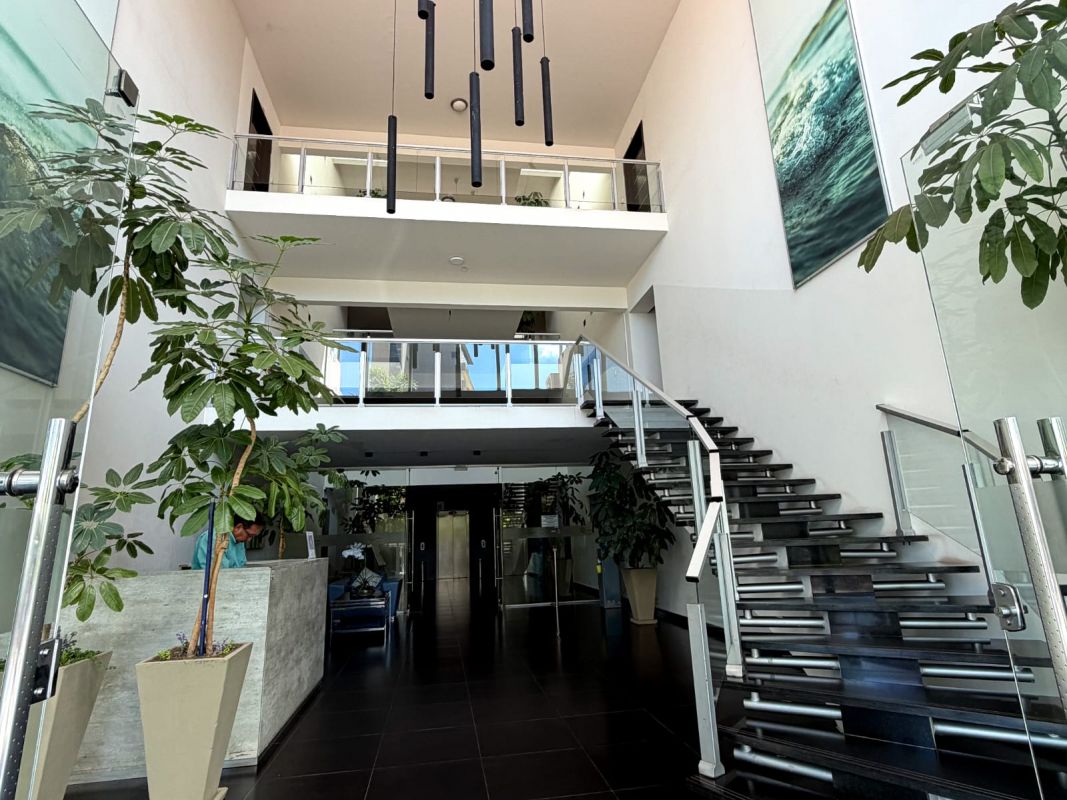 Amplio Dpto. en venta en 10mo. Piso del Edif. Punta del Este — imagen 1