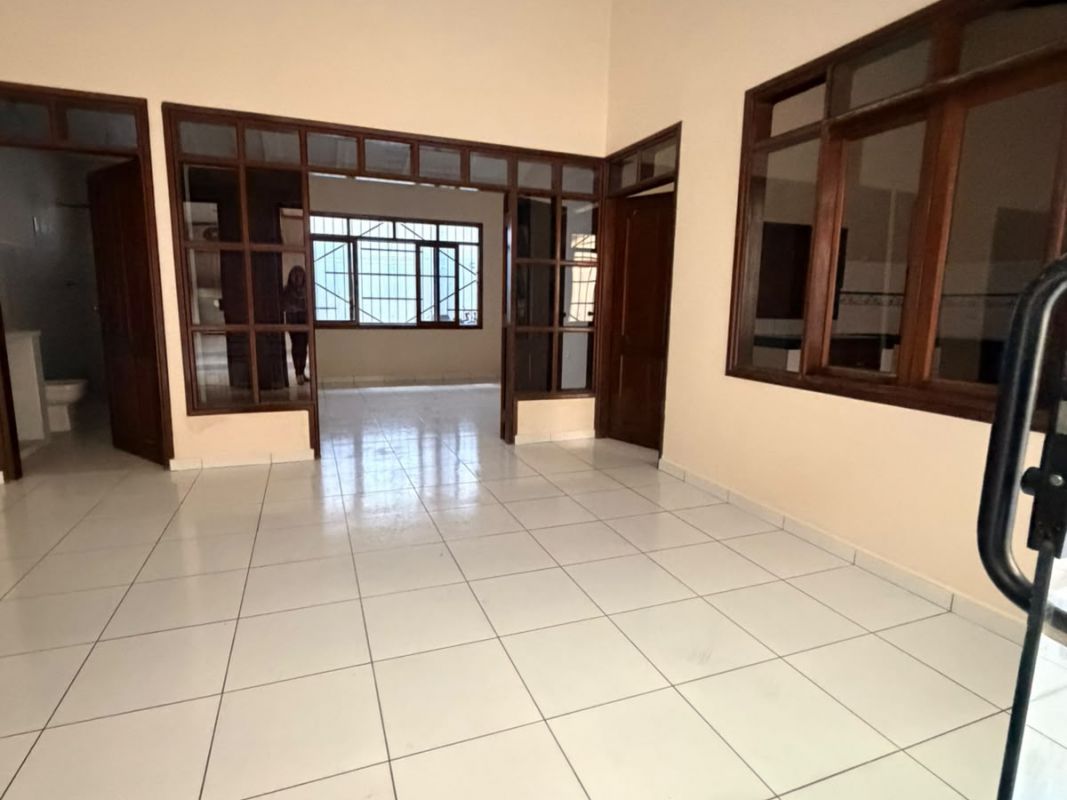 AMPLIO DEPARTAMENTO EN ALQUILER SOBRE AVENIDA — imagen 6