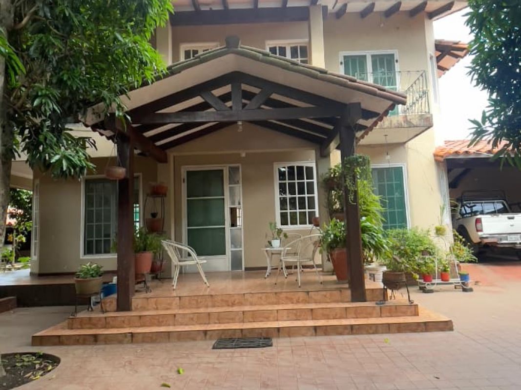 AMPLIA CASA EN VENTA, SOBRE AVENIDA BANZER, DE 772.25 M2, ZONA NORTE — imagen 1